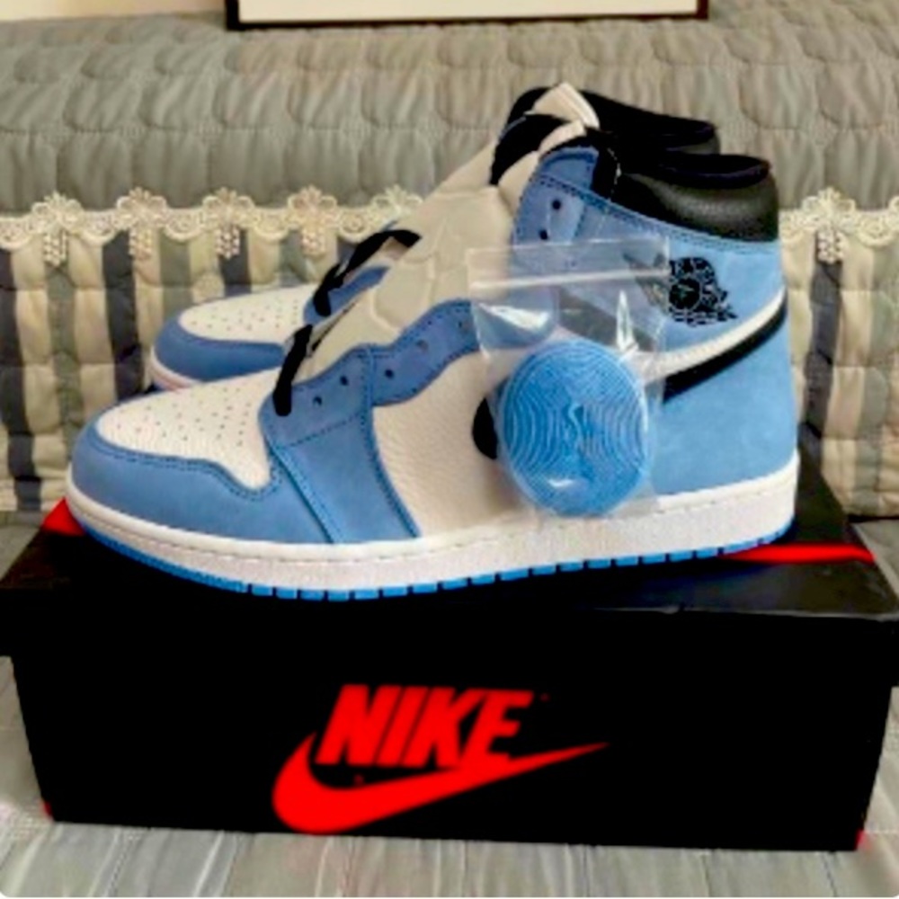AIR JORDAN 1 HIGH OG UNIVERSITY BLUE